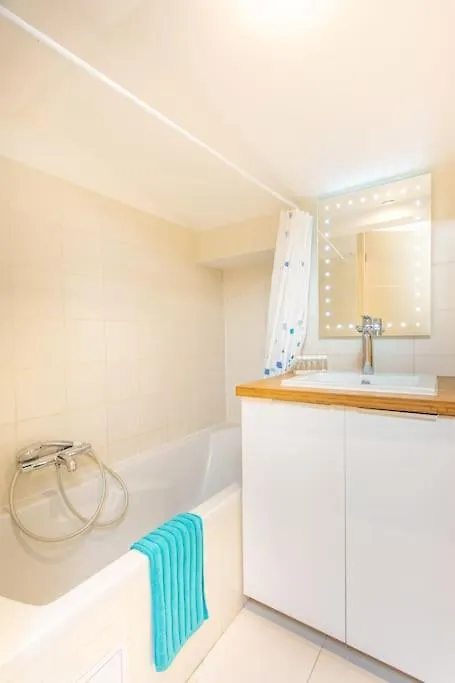 Cosy Apt For 6/8P Best Location In Old Antibes 0*,